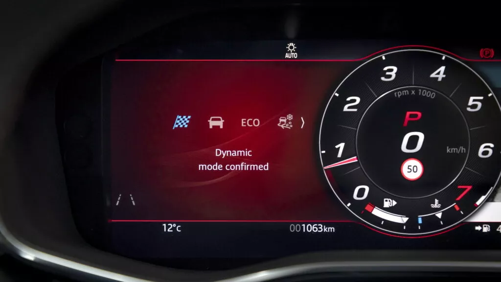 Adolescente australiana é flagrada a 215 km/h em Jaguar F-Pace