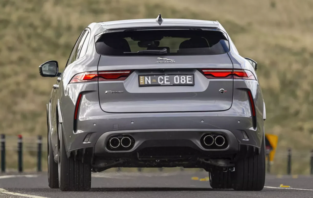 Adolescente australiana é flagrada a 215 km/h em Jaguar F-Pace