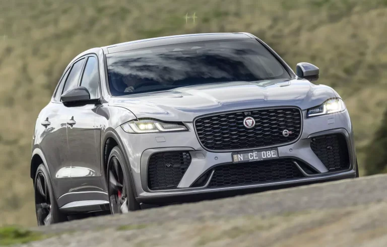 Adolescente australiana é flagrada a 215 km/h em Jaguar F-Pace
