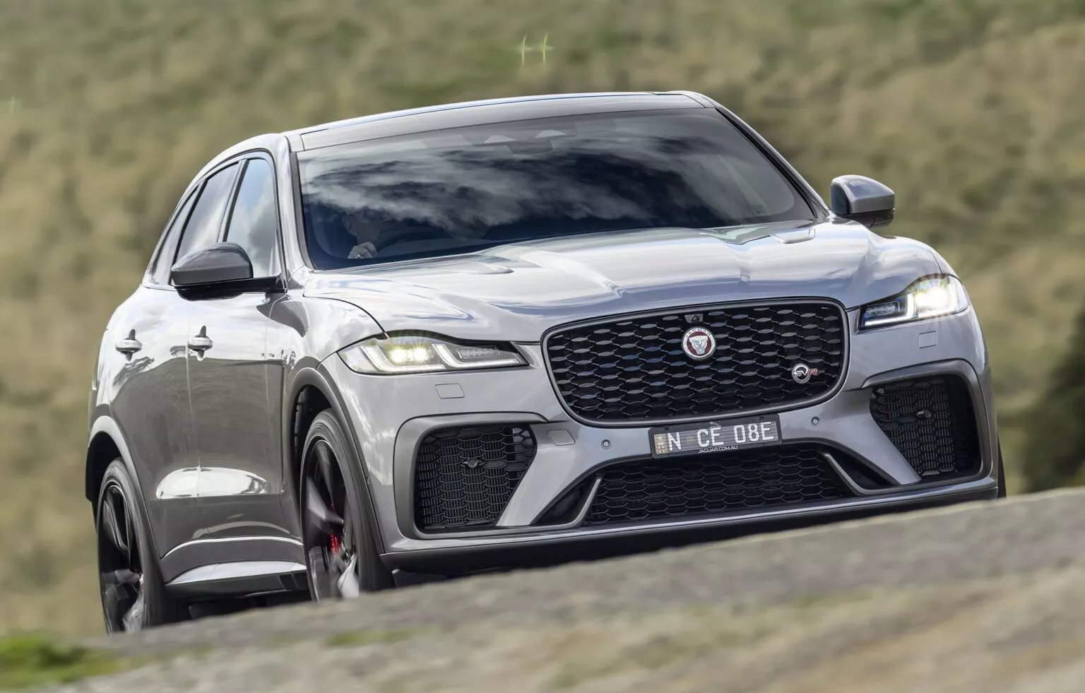 Adolescente australiana é flagrada a 215 km/h em Jaguar F-Pace