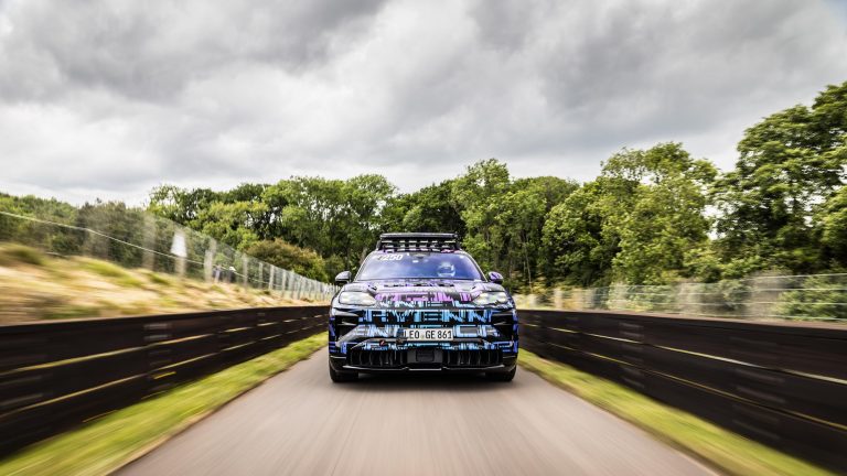 Porsche Cayenne Elétrico impressiona com desempenho e capacidade de reboque