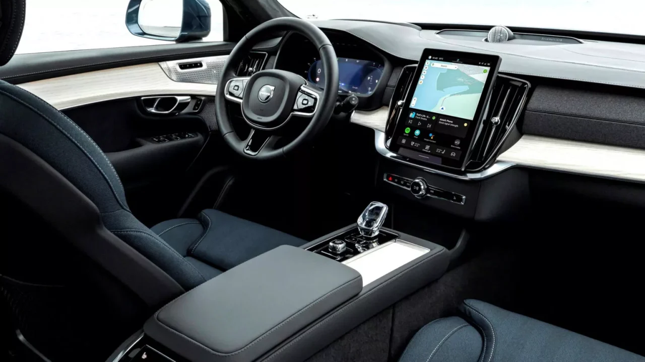 Volvo convoca recall de 12 mil carros após falha de software causar acidente