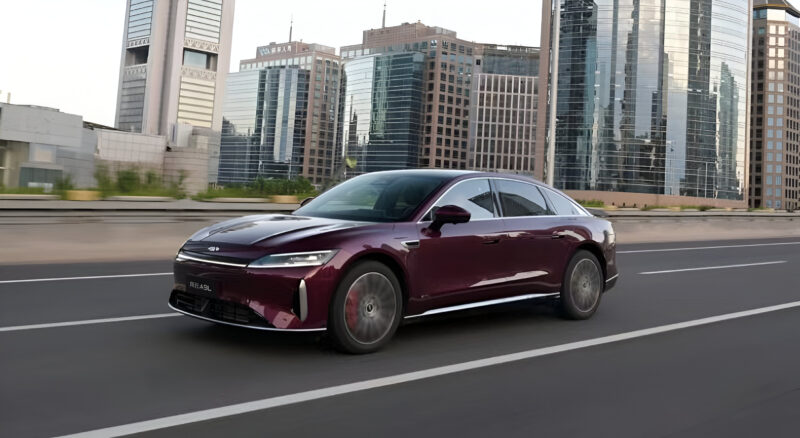 Novo sedan híbrido Chery Fulwin A9L recebe 50 mil pedidos no dia de lançamento