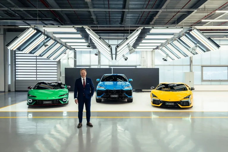 Lamborghini celebra sucesso no Red Dot Awards 2025 com sua linha híbrida completa