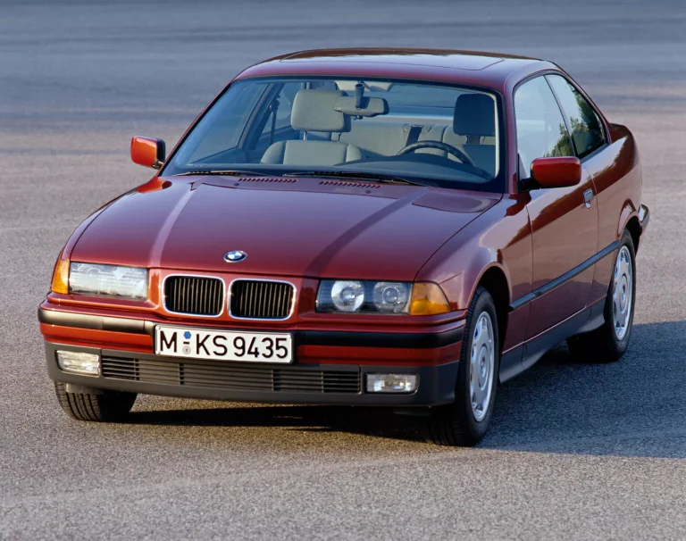 BMW sem bancos e com cadeira de jardim vira cena inusitada na Austrália
