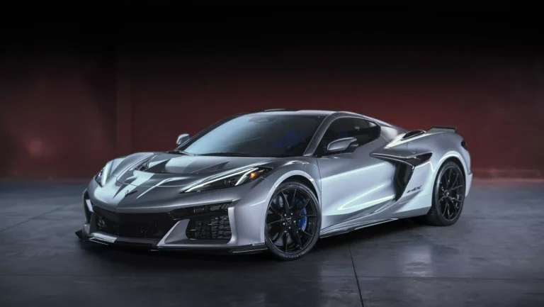 Chevrolet atualiza interior do Corvette C8 e anuncia novos preços para 2026