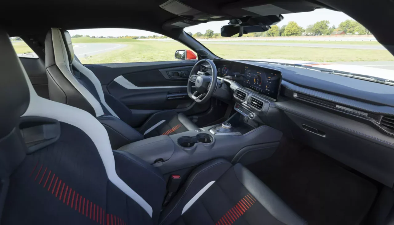 Jay Leno recebe a 12ª unidade do Ford Mustang GTD e se impressiona com os 815 cv