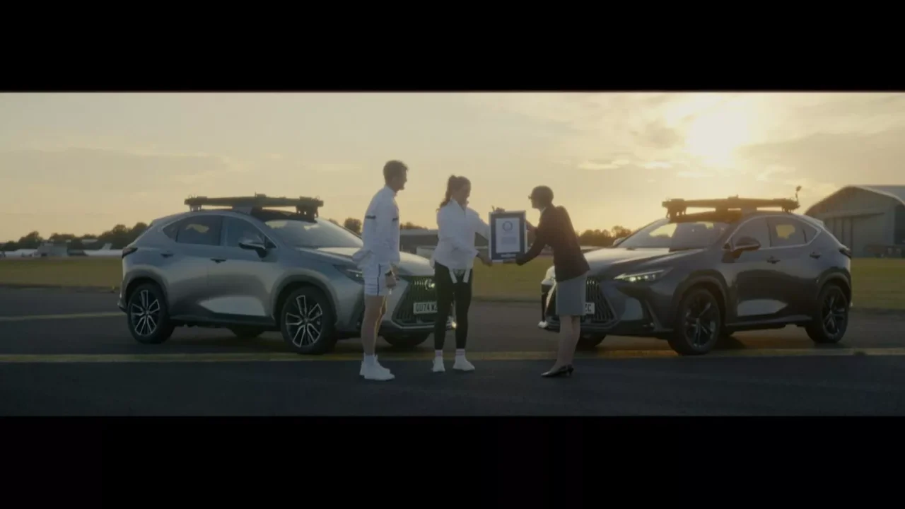 Lexus entra para o Guinness Book com partida de tênis sobre carros em movimento