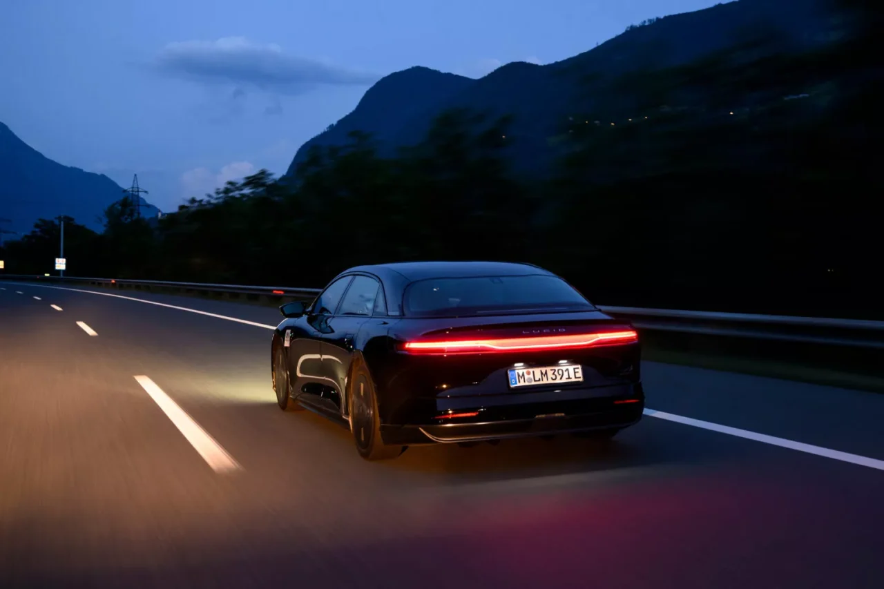 Lucid Air Grand Touring estabelece novo recorde de autonomia para carros elétricos