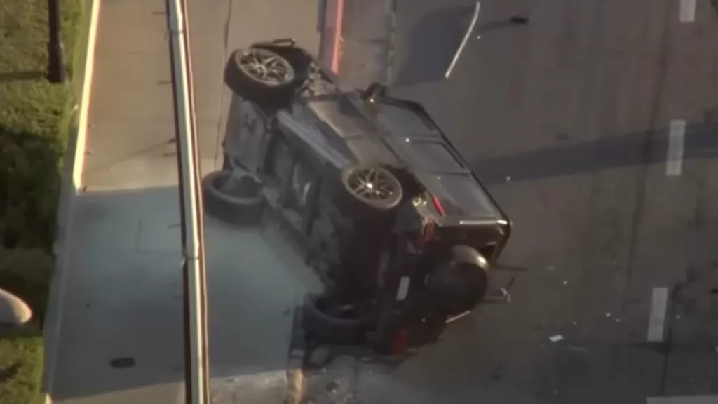 Perseguição policial termina em capotamento de Mercedes G-Class em Pasadena