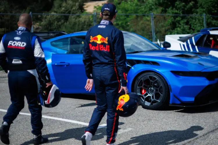 Verstappen assume o volante do Ford Mustang GTD e dá seu veredicto