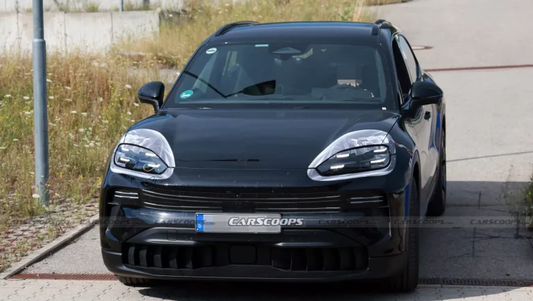 Porsche Cayenne Elétrico 2026 surge com interior tecnológico e até quatro telas