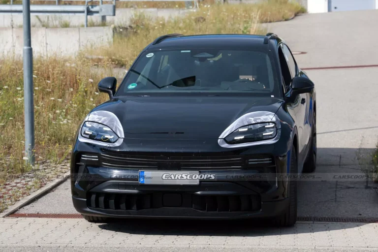 Porsche Cayenne Elétrico 2026 surge com interior tecnológico e até quatro telas