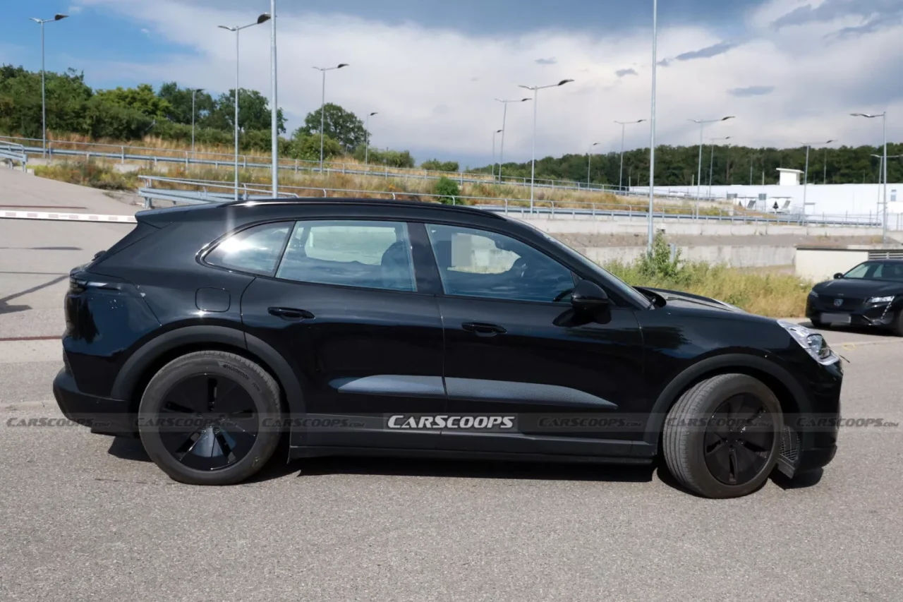 Porsche Cayenne Elétrico 2026 surge com interior tecnológico e até quatro telas