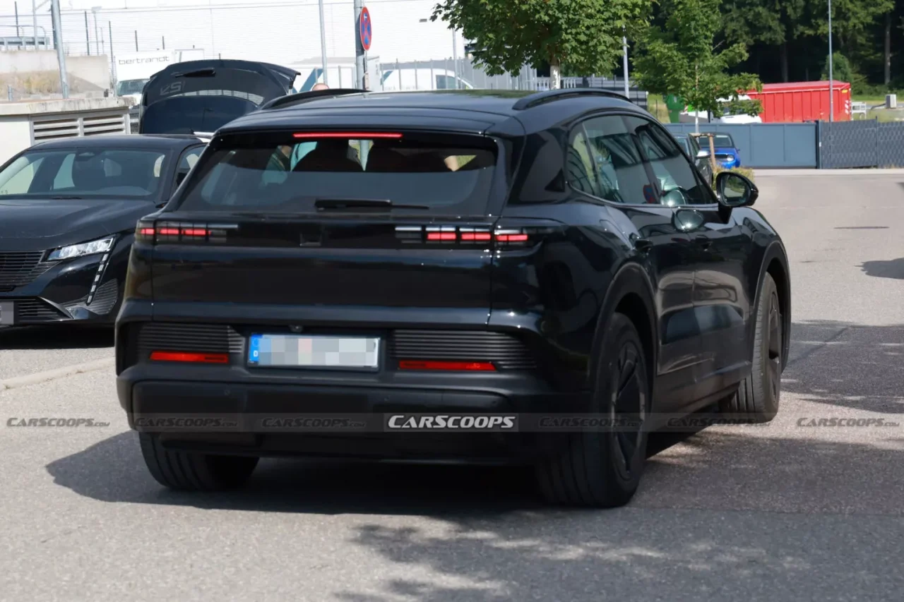 Porsche Cayenne Elétrico 2026 surge com interior tecnológico e até quatro telas