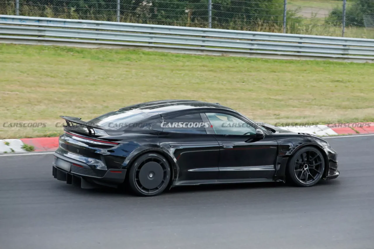 Porsche testa Taycan Turbo GT no circuito de Nürburgring