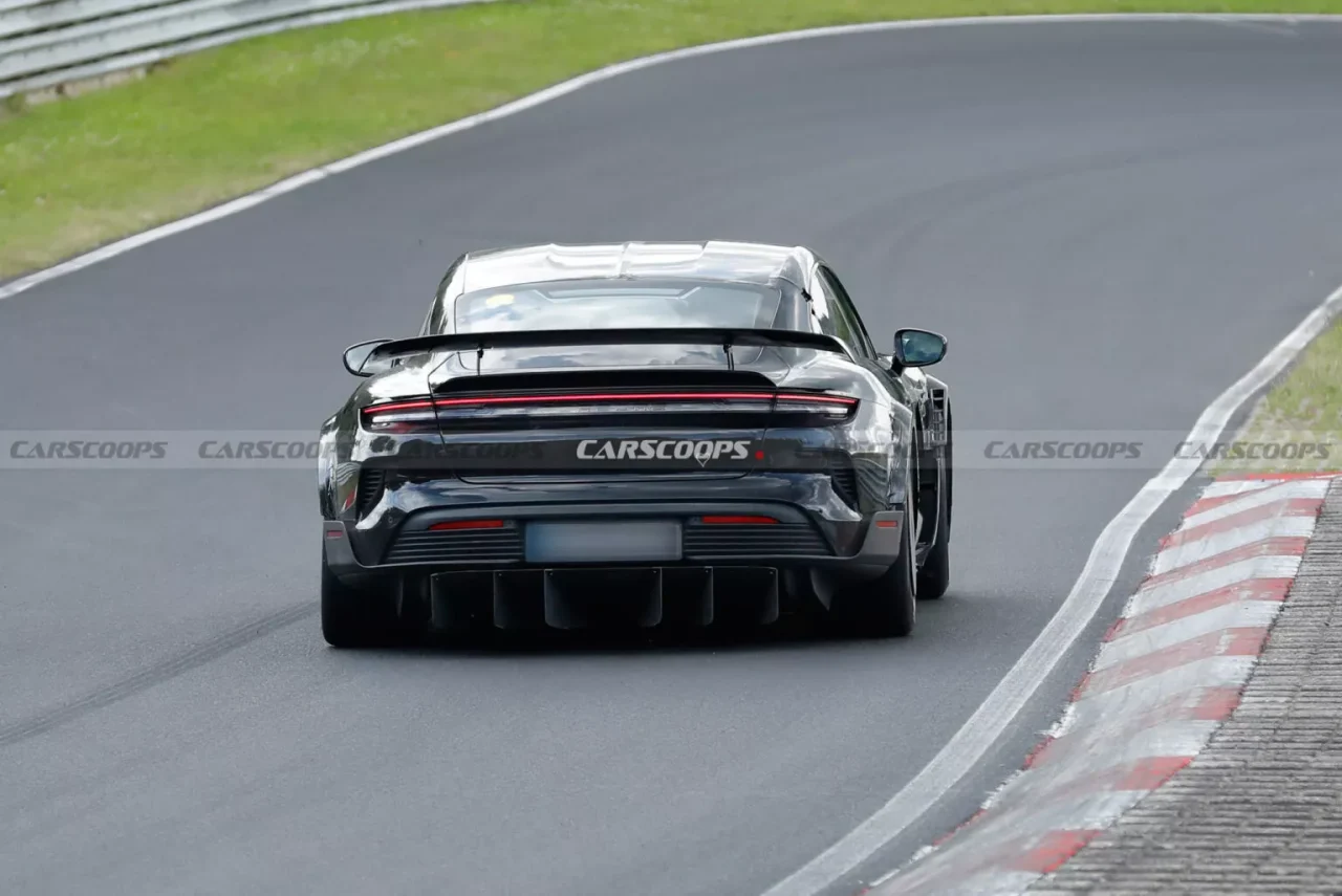 Porsche testa Taycan Turbo GT no circuito de Nürburgring