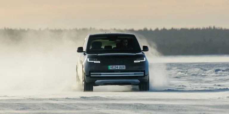 Range Rover apresenta novo emblema em ouro e design inovador