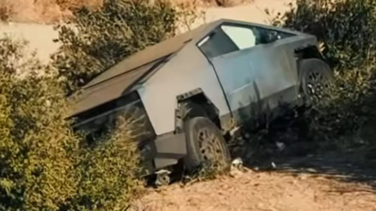 Tesla Cybertruck sofre acidente espectacular na Califórnia