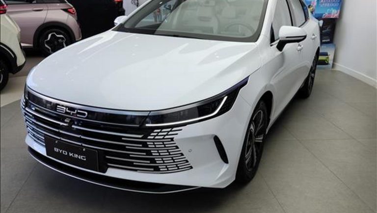 Com R$ 27 mil de desconto, BYD King sai por menos que Toyota Corolla GLi