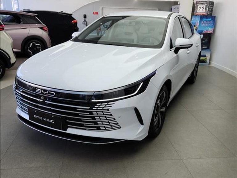 Com R$ 27 mil de desconto, BYD King sai por menos que Toyota Corolla GLi