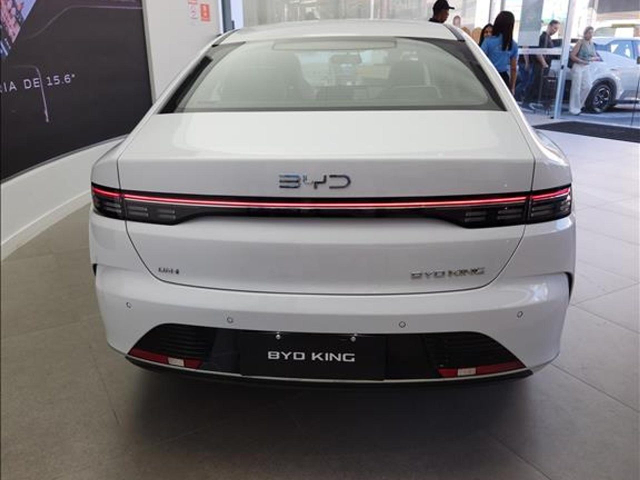 Com R$ 27 mil de desconto, BYD King sai por menos que Toyota Corolla GLi