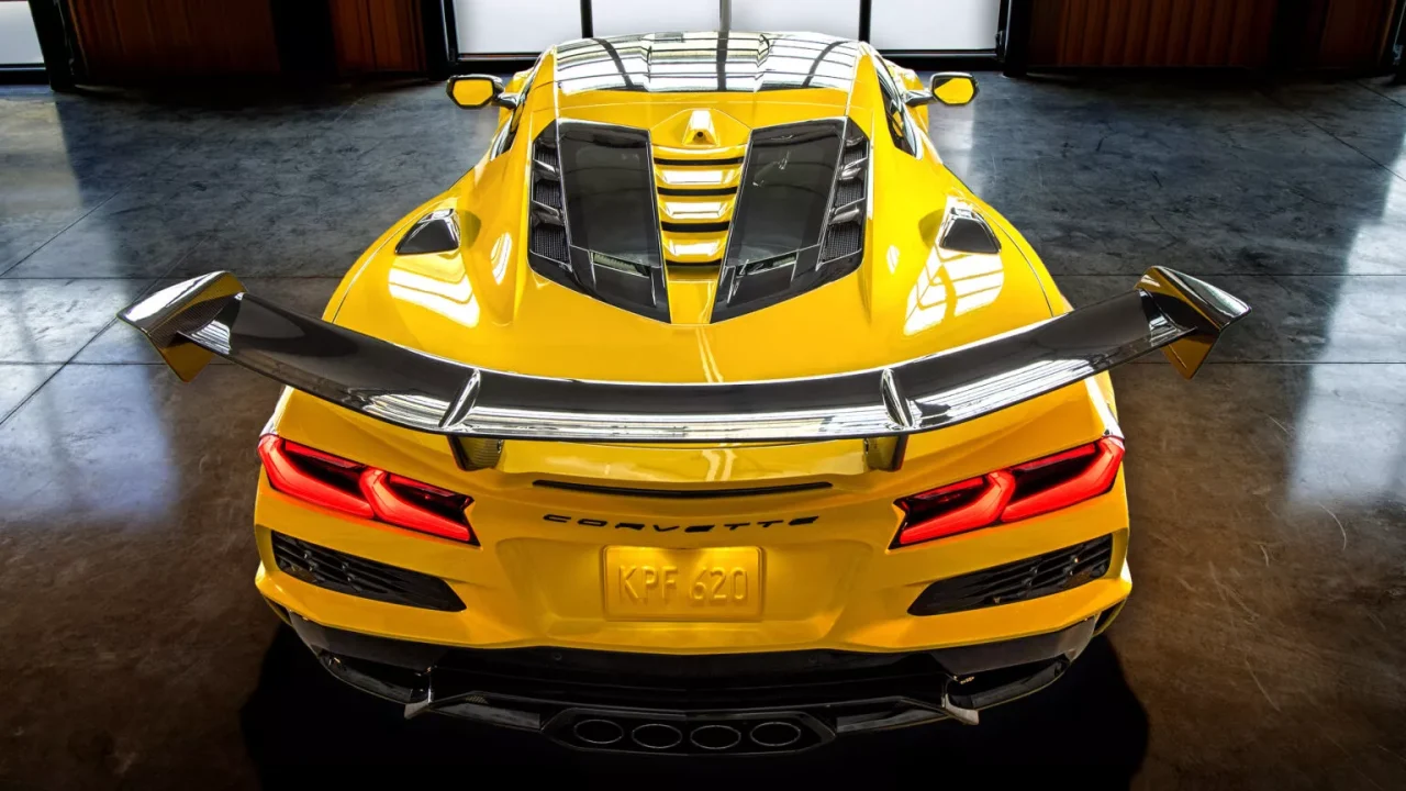 Chevrolet atualiza interior do Corvette C8 e anuncia novos preços para 2026