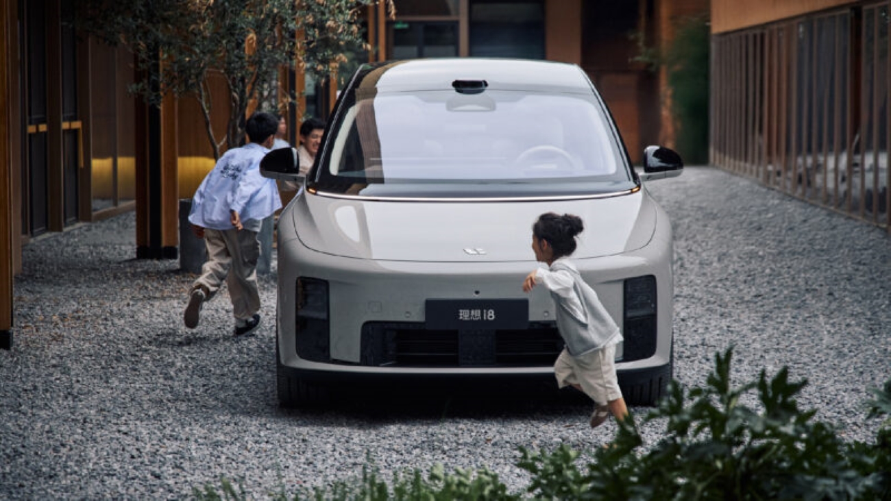 Teste de colisão do Li Auto i8 com caminhão gera controvérsia na China