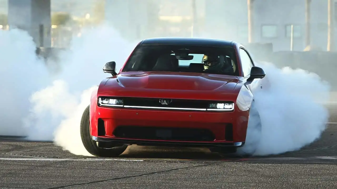Dodge Charger a gasolina aparece em gravação de comercial nos EUA
