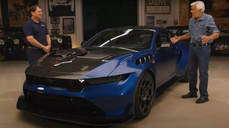 Jay Leno recebe a 12ª unidade do Ford Mustang GTD e se impressiona com os 815 cv