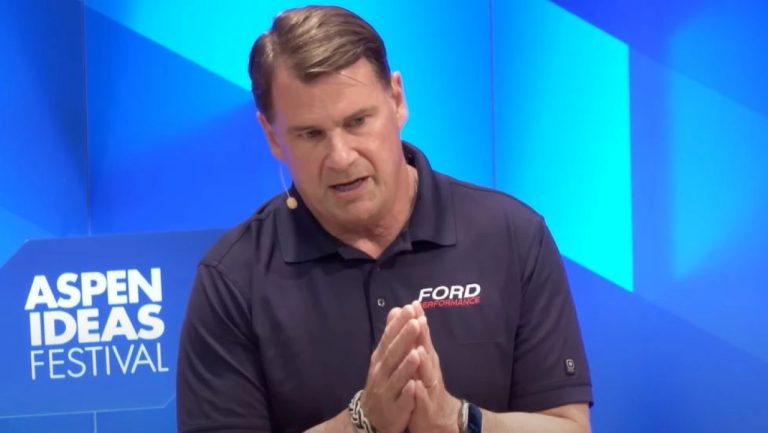 IA pode substituir metade dos trabalhadores de escritório nos EUA, alerta CEO da Ford