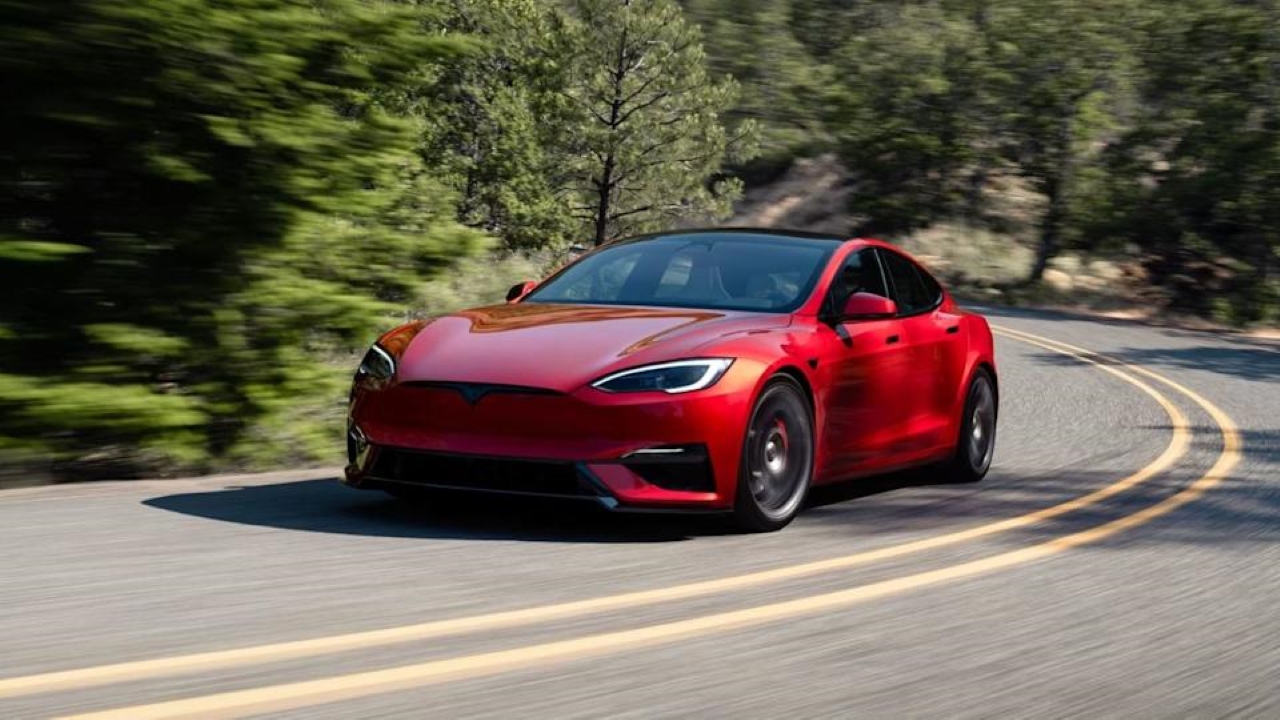 Corvette ZR1 de 1064 cv desafia Tesla Model S Plaid em arrancada
