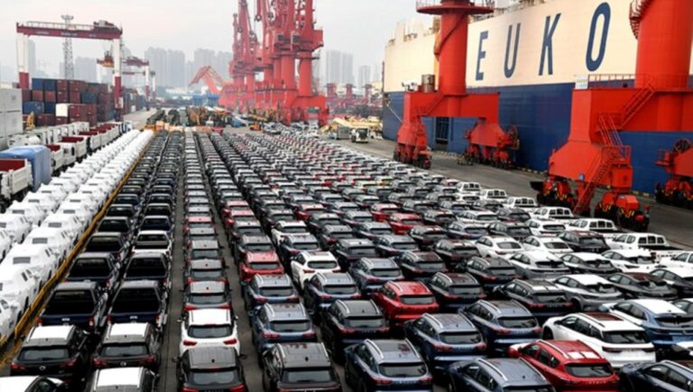 União Europeia estende taxa de carbono às exportações de veículos; Pequim contesta