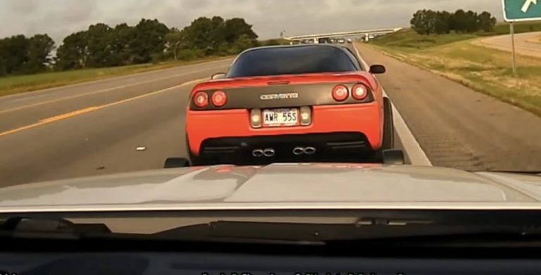 Polícia do Arkansas persegue Corvette roubado e culmina em manobra PIT controlada