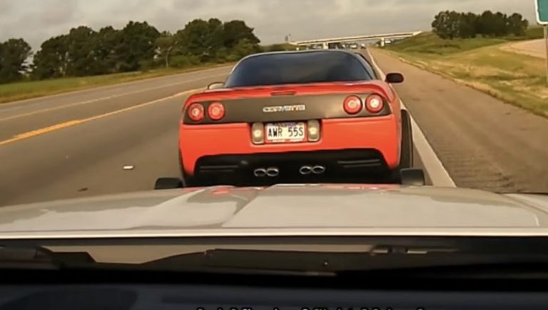 Polícia do Arkansas persegue Corvette roubado e culmina em manobra PIT controlada