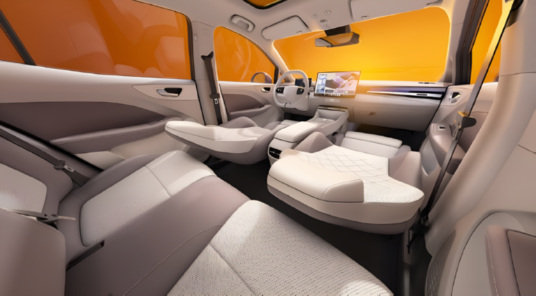 MG4 EV 2025 tem interior revelado com tecnologia da Oppo na China