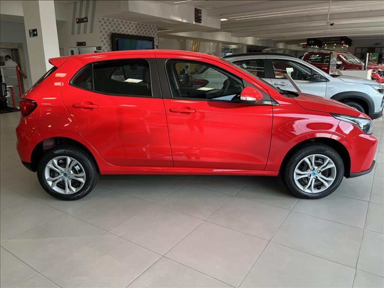 Com desconto de R$ 26 mil, Fiat Argo Drive 1.3 AT custa preço de Mobi