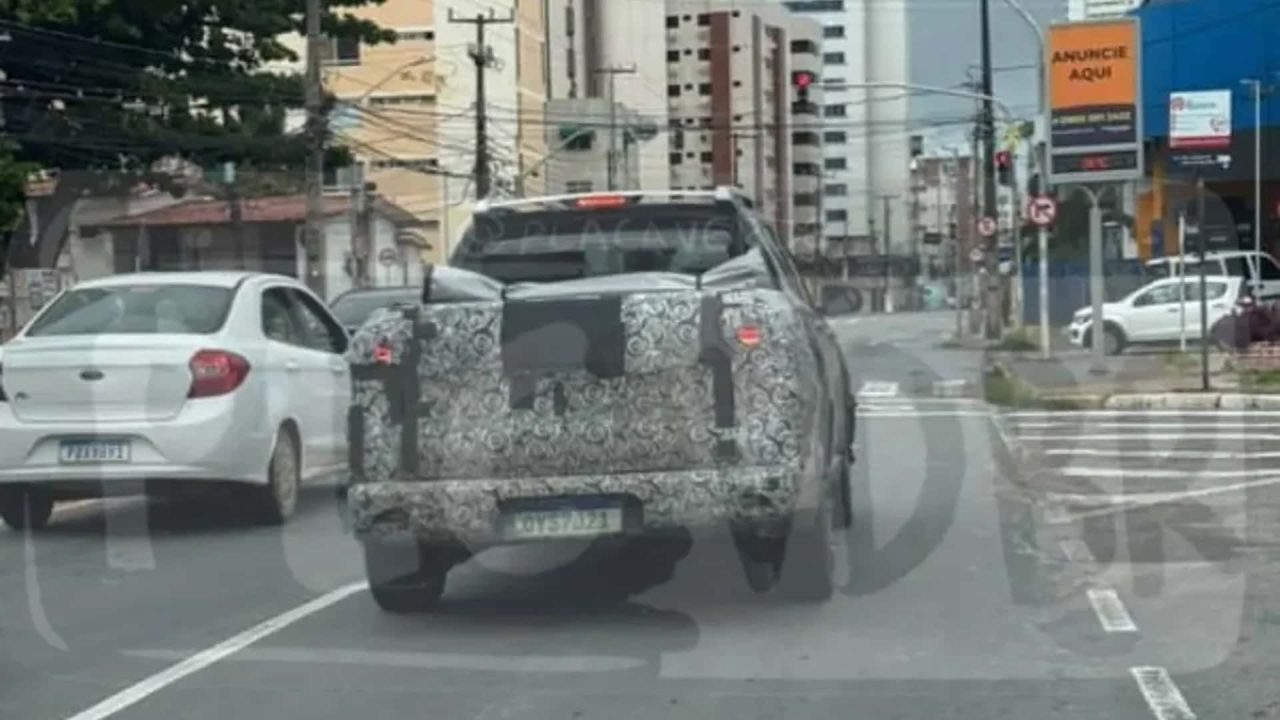 Fiat Toro 2026 é flagrada quase sem disfarces e adota grade do Panda
