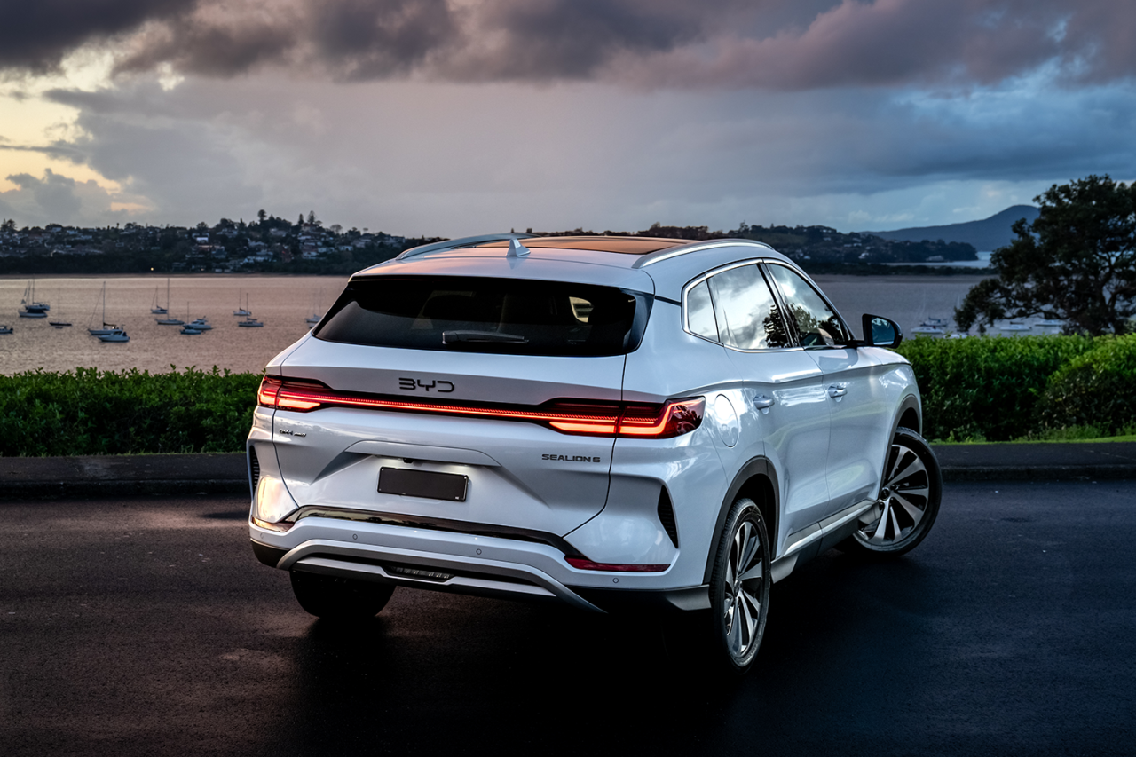 BYD estreia novo SUV híbrido Sealion 6 DM-i no mercado de Singapura