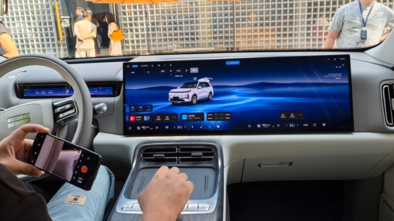 SUV híbrido Galaxy M9 é a nova aposta da Geely para a China em 2025