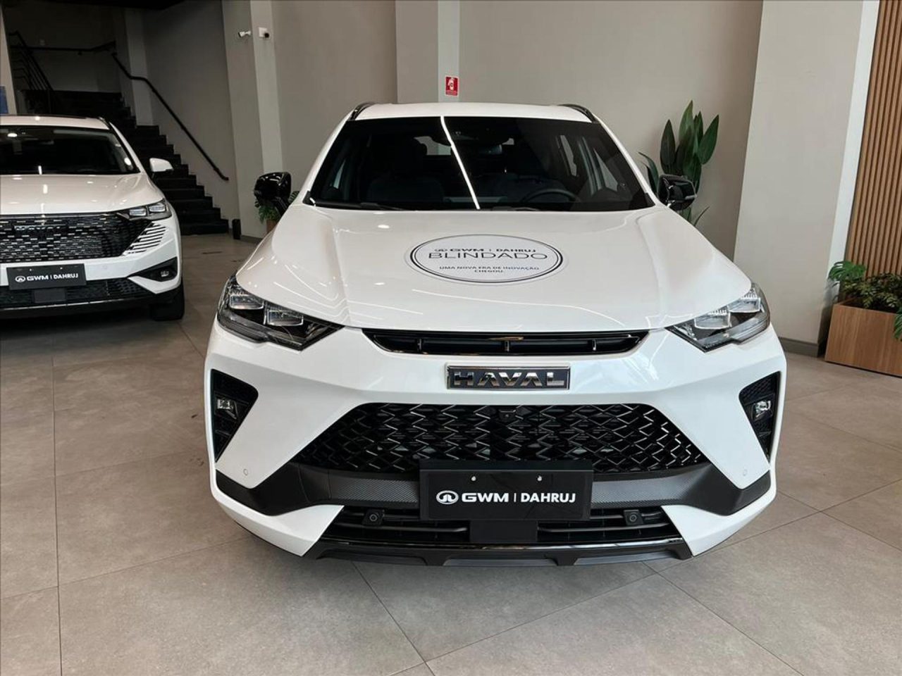 Carros híbridos plug-in emitem 5 vezes mais poluentes, aponta pesquisa