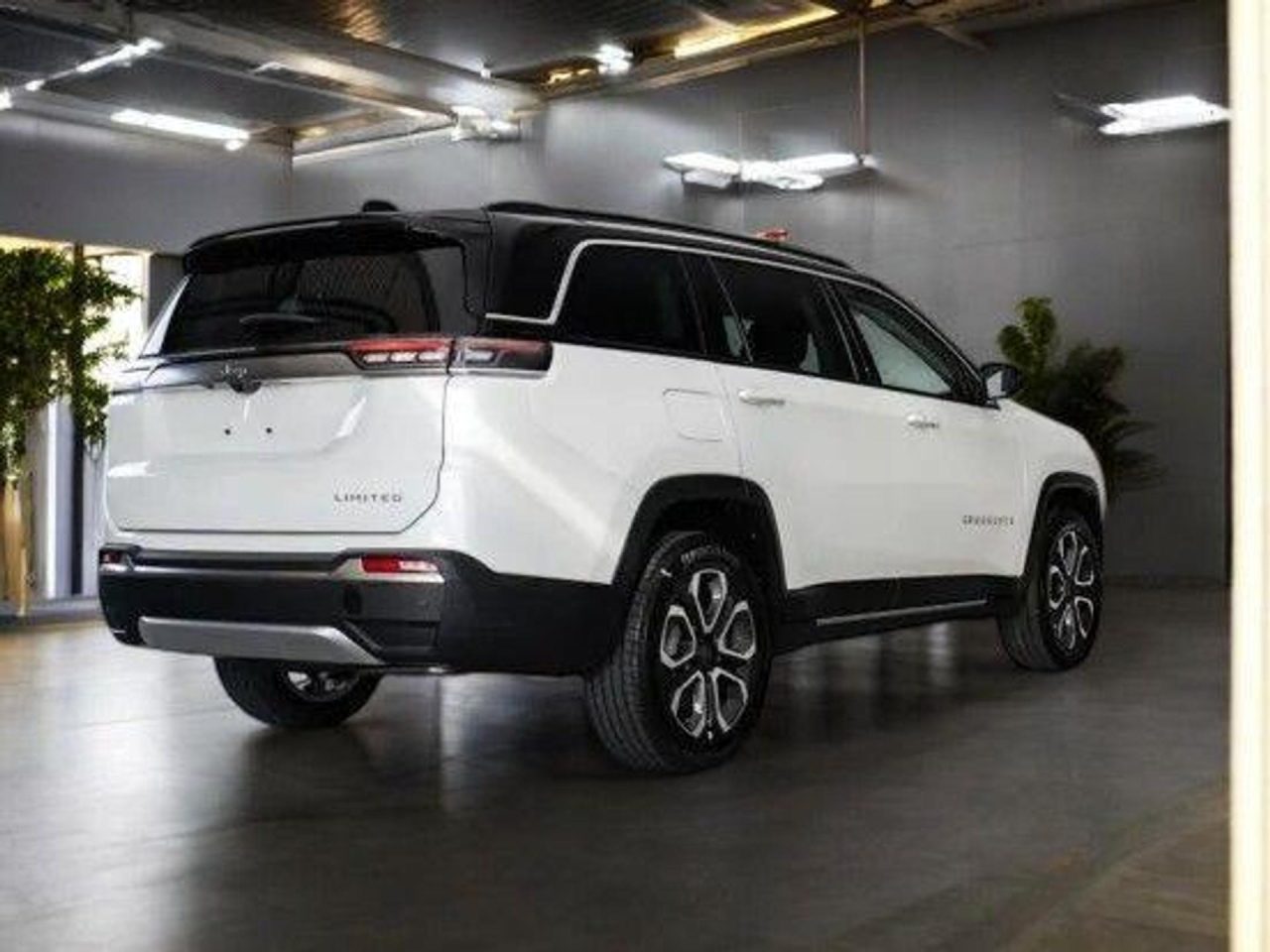 Com desconto de R$ 35 mil, Jeep Commander Longitude custa menos que Corolla Cross