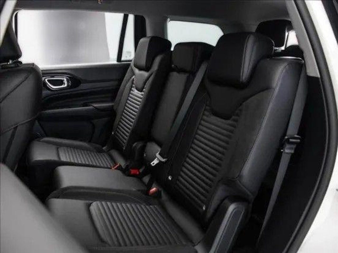 Com desconto de R$ 35 mil, Jeep Commander Longitude custa menos que Corolla Cross