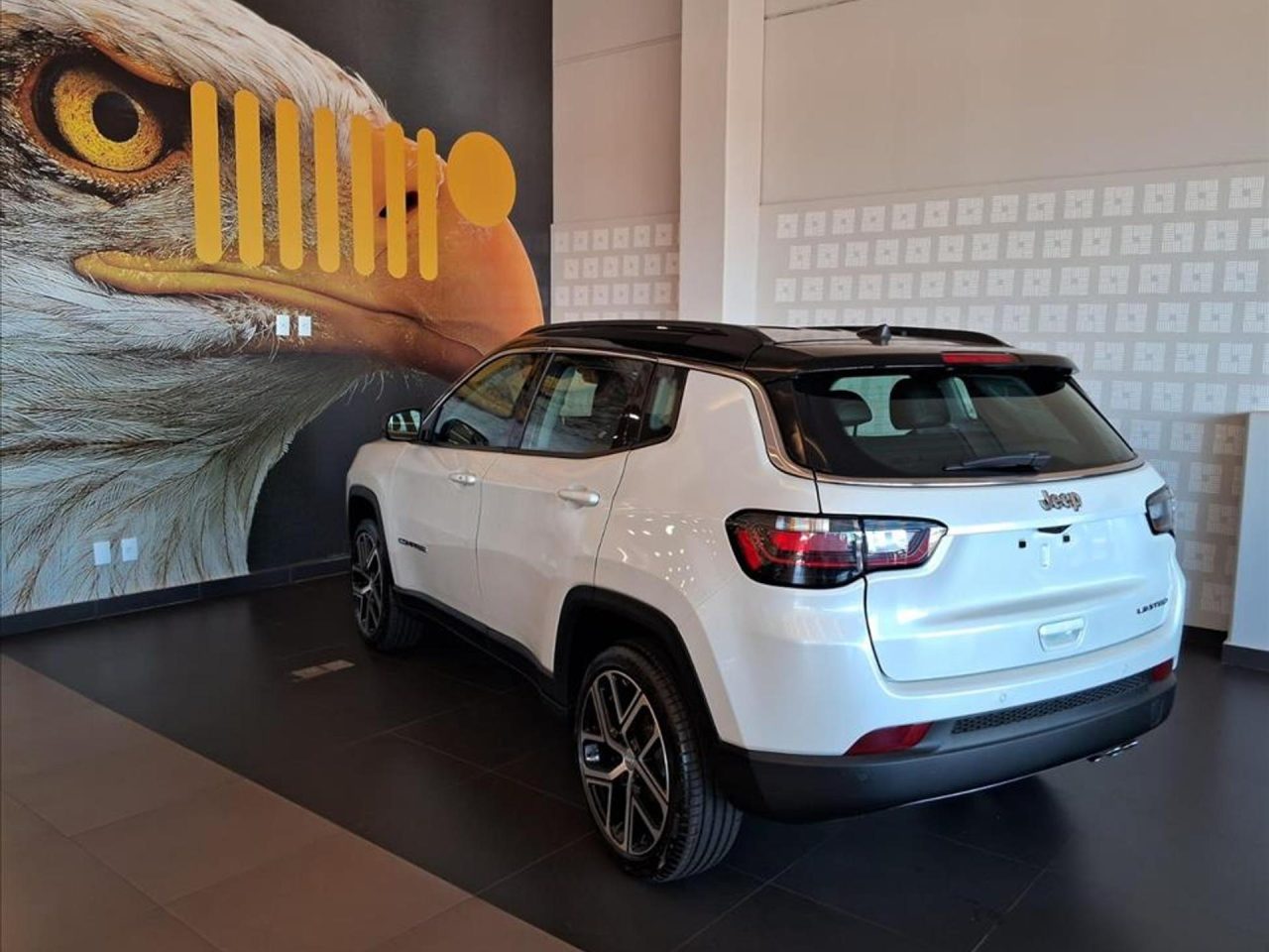 Jeep Compass Blackhawk está com super desconto de R$ 50.778 para CNPJ