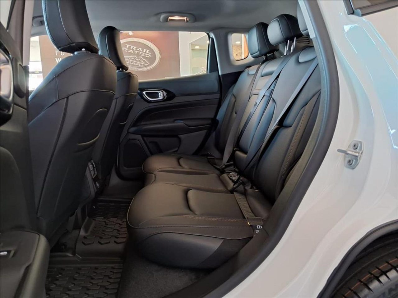 Jeep Compass Blackhawk está com super desconto de R$ 50.778 para CNPJ
