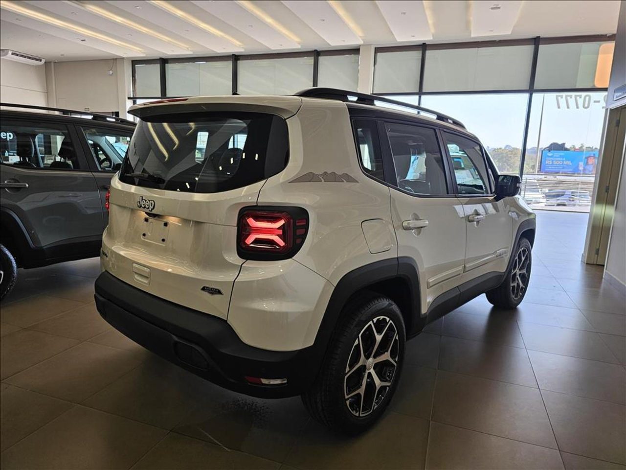 Com desconto de R$ 18 mil, Jeep Renegade Sport custa menos que Tera