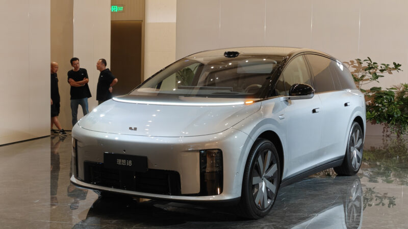 Li Auto i8 chega ao mercado chinês com autonomia de até 720 km