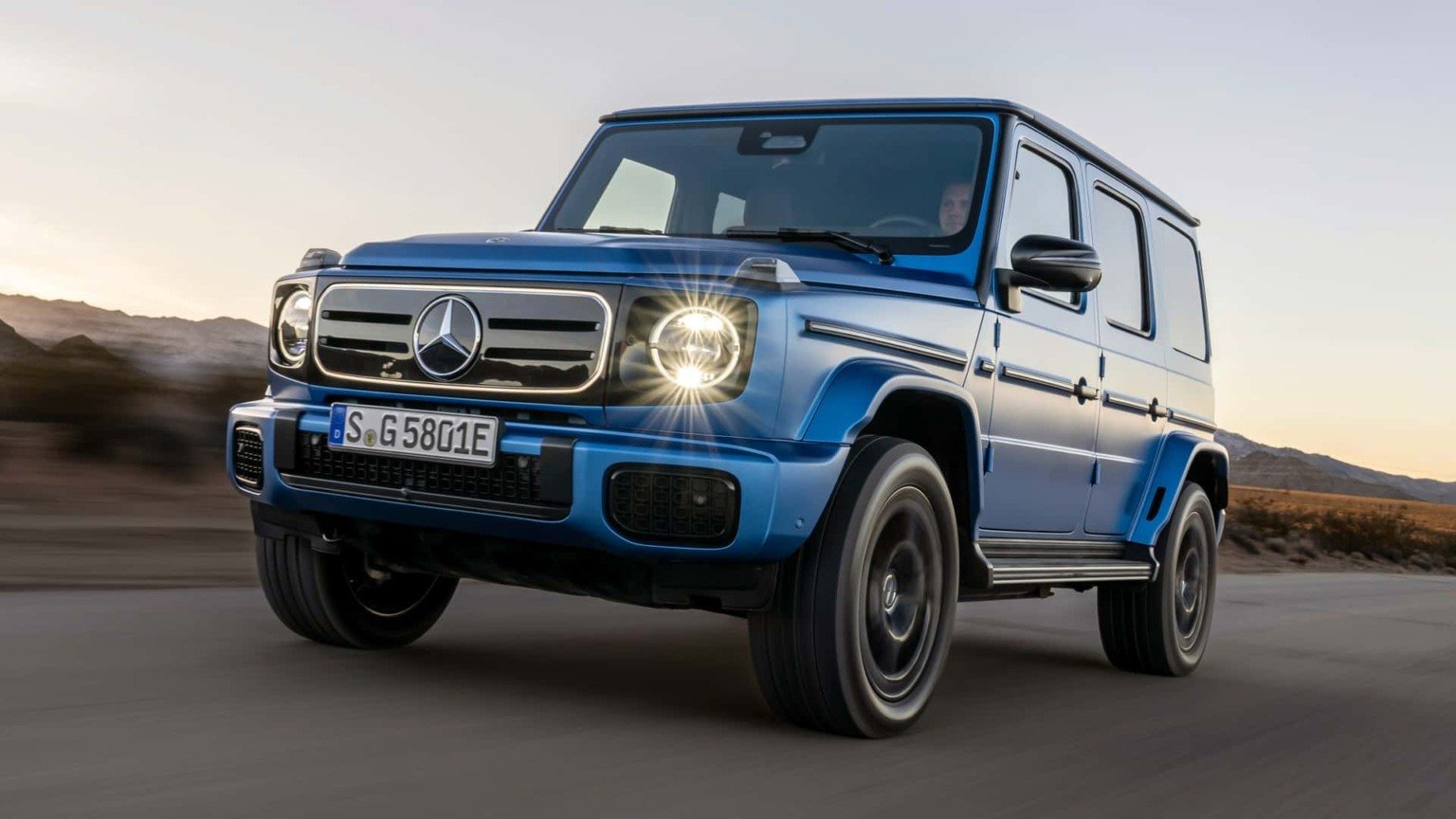 Perseguição policial termina em capotamento de Mercedes G-Class em Pasadena