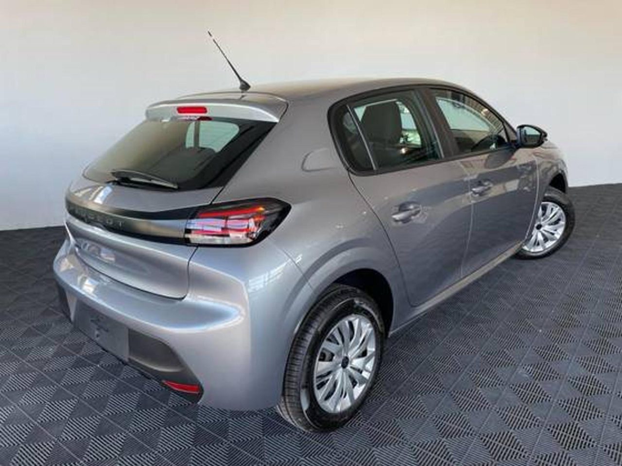 Peugeot 208 para PcD sai por R$ 69.390 e custa menos que o Fiat Mobi