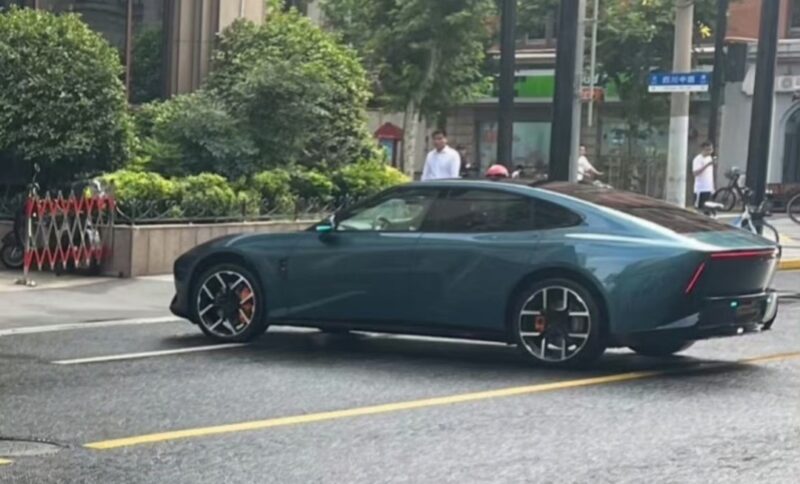 Novo Xpeng P7 vaza na China com visual Liftback e estilo mais esportivo